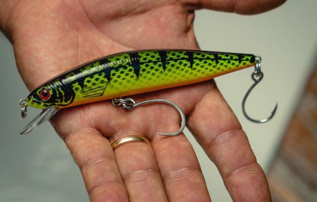 Single hooks on offshore fishing lures