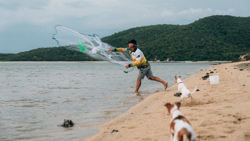 Catching live bait with a cast net