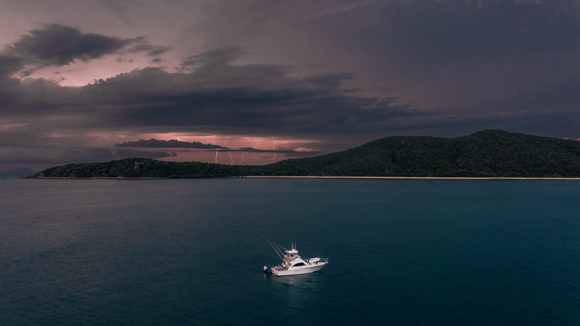 Spectacular storms at the Palm Islands