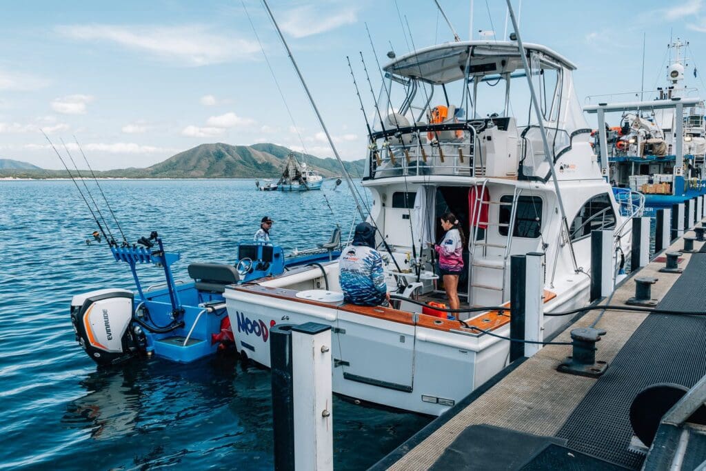 Refuelling boat