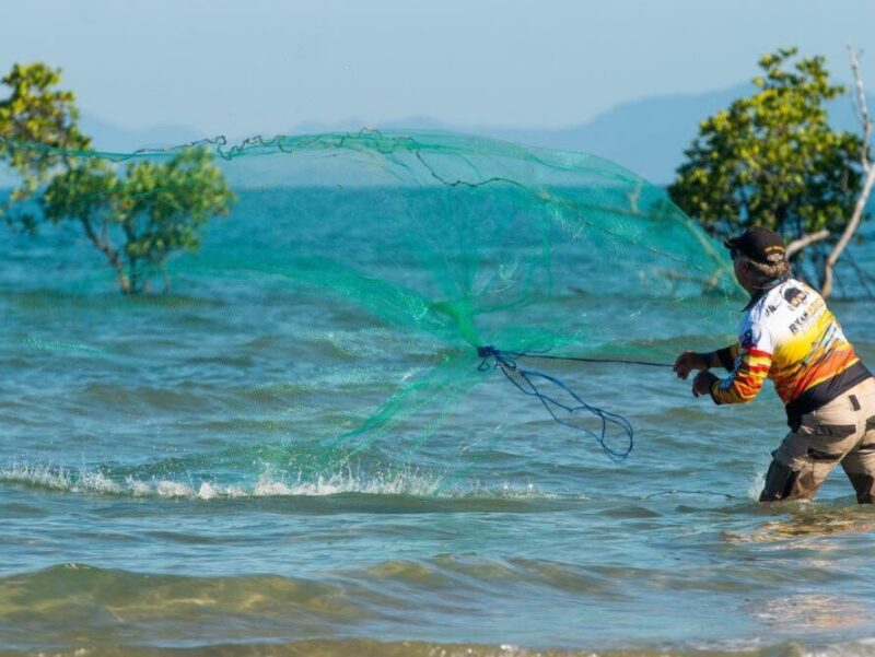 HOW TO THROW AN 8 FOOT CAST TO CATCH YOUR OWN BAIT ON THE BEACH 